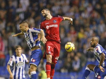 Lafita salta a por un balón con Fariña.