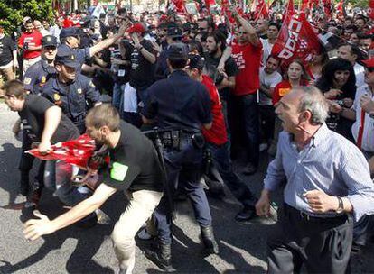 Trabajadores de Iveco-Pegaso, Arcelor y BP Solar (empresas que han abierto expedientes de regulación de empleo) protestan en el exterior de la Asamblea en presencia de la policía.