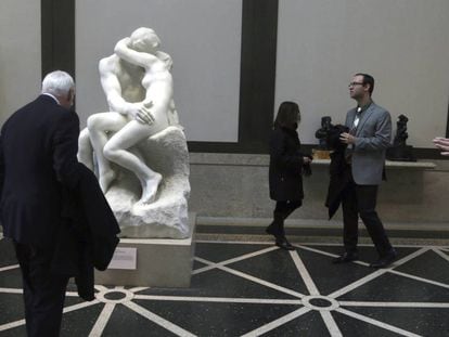 Visitantes en el Museo Rodin, de Filadelfia, durante la ceremonia este viernes por el centenario de la muerte del escultor franc&eacute;s Auguste Rodin.