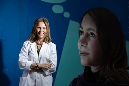 Begoña Benito, directora del Vall d’Hebron Instituto de Investigación, ante el mural del campus científico que homenajea el papel de las mujeres en ciencia.
