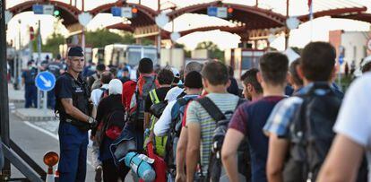 Un grupo de migrantes llega al puesto fronterizo entre Croacia y Hungría.
