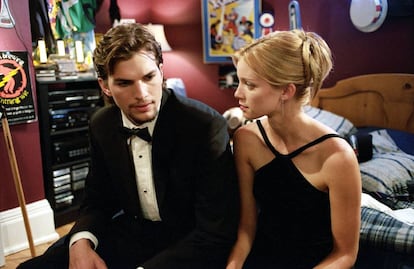 Ashton Kutcher y Amy Smart en 'El efecto mariposa'. El final original del personaje de Ashton Kutcher era mucho más turbio que el que finalmente se vio.