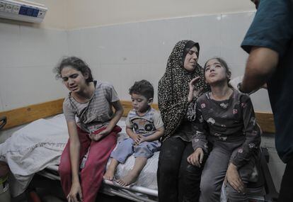 Heridos palestinos, incluidos niños, en el bombardeo del centro sanitario Al Ahli recibían tratamiento en un hospital de Jan Yunis.