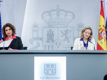 La ministra de Hacienda y Función Pública, María Jesús Montero, y la vicepresidenta primera y ministra de Asuntos Económicos y Transformación Digital, Nadia Calviño.