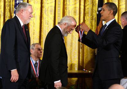El entonces presidente de EE UU, Barack Obama, impone a John E. Warnock (centro), y Charles M. Geschke (izquierda) la medalla Nacional de la Ciencia en 2009.
