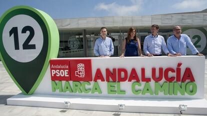 Susana Díaz, con el secretario del PSOE de Almería, José Luis Sánchez Teruel (a la derecha), en el palacio de exposiciones de El Toyo.