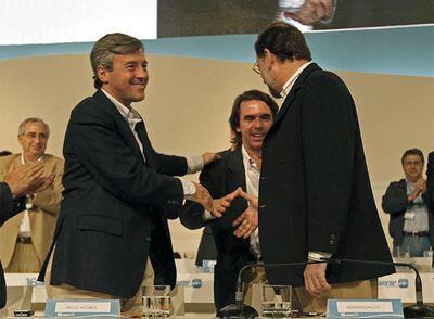 Ángel Acebes, José María Aznar y Mariano Rajoy se saludan en el congreso.