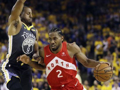 Kawhi Leonard, ante Iguodala en un Raptors-Warriors.