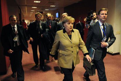 La canciller alemana Angela Merkel (centro) despu&eacute;s de su rueda de prensa tras la cumbre europea de este lunes.