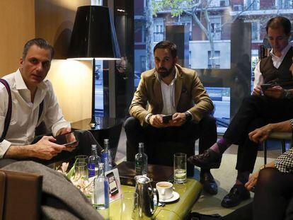 Javier Ortega, secretario general de Vox, y Santiago Abascal, presidente, durante una reunión en Madrid.