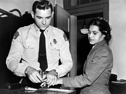 Rosa Parks es identificada por un policía tras negarse a ceder el asiento a un pasajero de piel blanca.