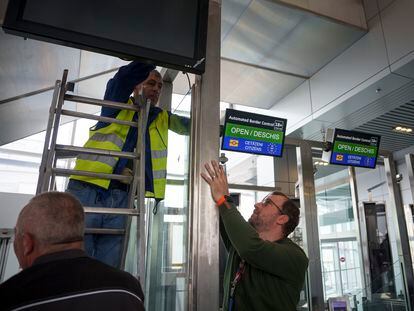 Empleados del aeropuerto Henri Coanda preparaban los cambios en el control de pasaportes para la entrada de Rumania en el espacio Schengen, en Otopeni, cerca de Bucarest, el jueves.