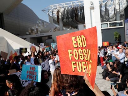 Protesta de activistas climáticos en la cumbre de Dubái este viernes para pedir el "final de los combustibles fósiles".