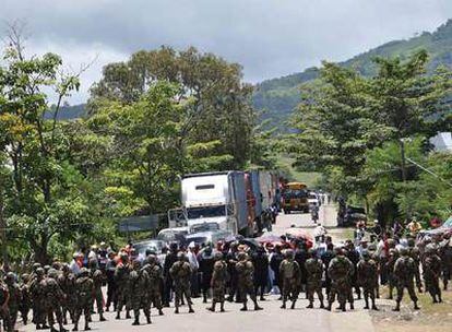 Soldados hondureños cortan el paso en una carretera en Paraíso, en la frontera de Honduras con Nicaragua.