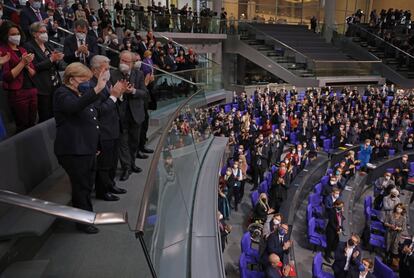 Merkel saluda a los parlamentarios que le aplaudían en la investidura del nuevo Gobierno, este miércoles en el Bundestag.