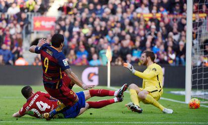 Suárez marca el segundo gol al Atlético.