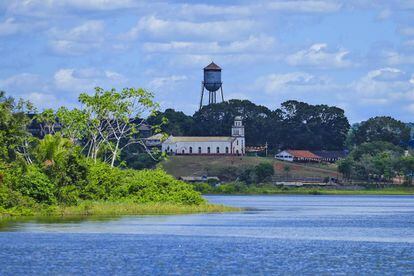Vista de Fordlandia, la utopía industrial de Henry Ford en la selva brasileña, a orillas del río Tapajos.