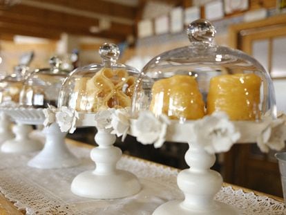 Bandejas con dulces y bizcochos en el Área de Boceguillas, en Segovia.