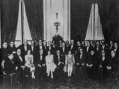Al costat, una celebració  de la Fundació Bernat Metge el 1932. 