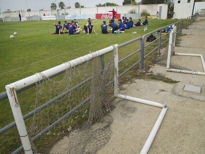 Los jugadores del Recre, en las instalaciones de la ciudad deportiva onubense.