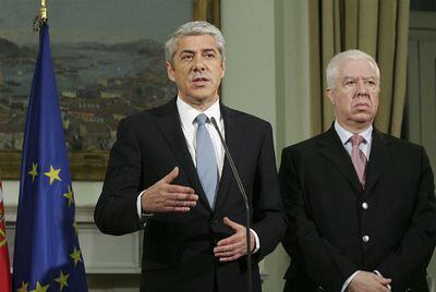 El primer ministro, José Sócrates, y el ministro de Finanzas, Teixeira do Santos, ayer.