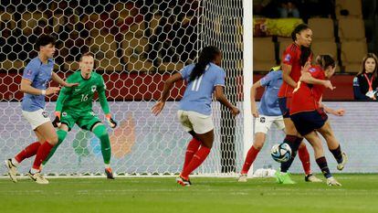 Mariona Caldentey scores the second goal for the Spanish team. 