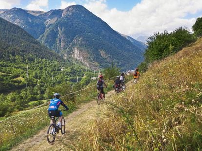 Ciclistas en el Camin Reiau, en el valle de Ar&aacute;n (L&eacute;rida), entre los pueblos de Unha y Gessa. 