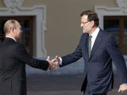 El presidente ruso, Vladimir Putin, saluda a su hom&oacute;logo espa&ntilde;ol, Mariano Rajoy.