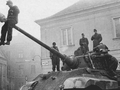 Un tanque alem&aacute;n King Tiger  (K&ouml;nigstiger) en las calles de Budapest en 1944.