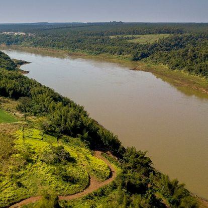 Cauce del río Paraná entre el departamento de Alto Paraná (izquierda) y la provincia de Misiones, Argentina. En el lado paraguayo los cultivos llegan hasta la orilla del río.