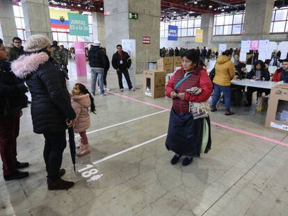 Ciudadanos ecuatorianos hacen cola para votar en el Pabell&oacute;n de Cristal de Madrid, este domingo.