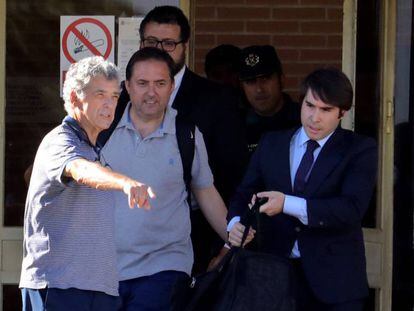 Villar (i) y su hijo Gorka (2i) con su abogado al salir de prisión.