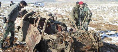 Miembros del Ejército libanés inspeccionan los restos del coche bomba.