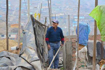 Hipólito Roca, de 78 años, está construyendo la segunda planta de su casa. Lleva 28 viviendo en Cajamarquilla.