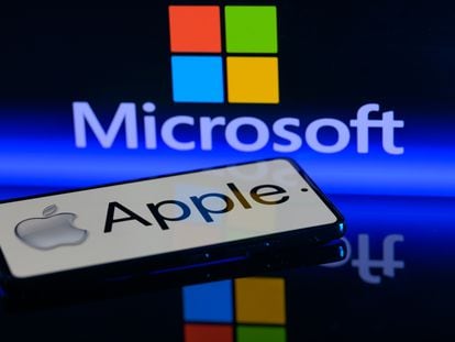 Logotipos de Microsoft y Apple. Reuters