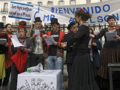 Miembros de la Plataforma Eurovegas No, durante su protesta el s&aacute;bado en la Puerta del Sol.