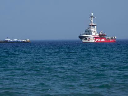 El buque con ayuda humanitaria de Open Arms antes de partir rumbo a Gaza para transportar ayuda humanitaria este sábado.