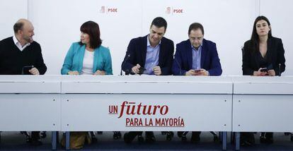 El l&iacute;der del PSOE, Pedro S&aacute;nchez (centro), este lunes en Ferraz.