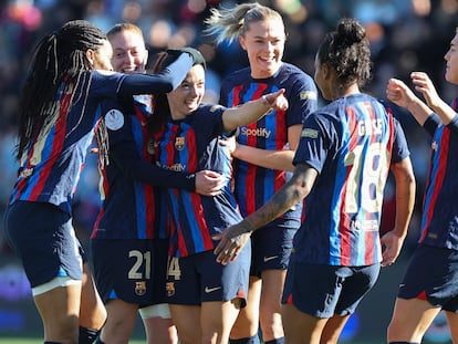 La futbolista del FC Barcelona Aitana Bonmatí celebra con sus compañeras tras marcarle el 1-0 a la Real Sociedad, durante la final de la Supercopa de España.