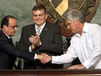 Hollande saluda al primer vicepresidente cubano, Miguel Diaz-Canel, junto al rector de la Universidad de La Habana.