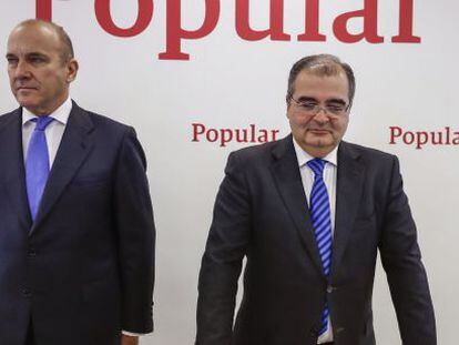 El aún presidente del Banco Popular, Ángel Ron (d), junto al consejero delegado de la entidad, Pedro Larena (i)