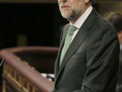 El presidente del Gobierno, Mariano Rajoy, durante su comparecencia en el pleno para informar sobre las conclusiones de la última cumbre europea, el 10 de abril de 2013 en el Congreso de los Diputados.