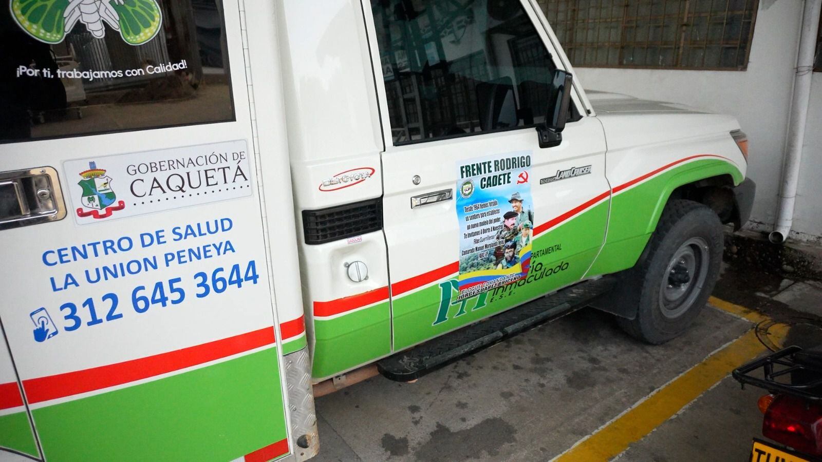 La ambulancia que fue detenida por hombres armados en Caquetá (Colombia), con el panfleto pegado en la puerta delantera.
