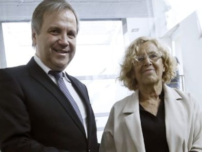 Manuela Carmena y Antonio Miguel Carmona, al inicio de la rueda de prensa.