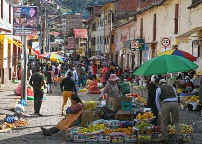 Puestos de frutas y verduras en un mercado de la ciudad de Cusco (Perú).