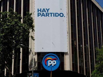 Cartel en la fachada de la sede madrileña del PP.