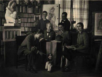 Hermenegildo Lanz (en el centro) rodeado de su familia y con la marioneta Totolín.
