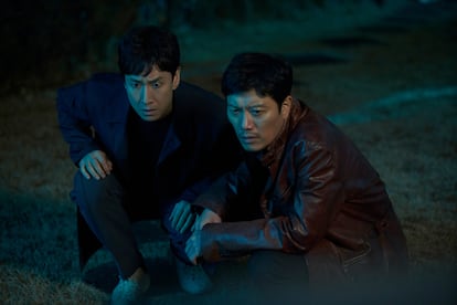 Lee Sun-kyun (left) and Park Hee-soon, who plays the private detective who helps the protagonist, in an instant from 'Dr.  Brain '.