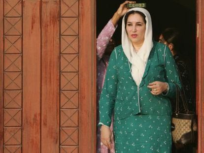 Benazir Bhutto, en su residencia dubaití en octubre de 2007, dos meses antes de ser asesinada. En la imagen, una familiar coloca una copia del Corán sobre la cabeza de la ex primera ministra paquistaní