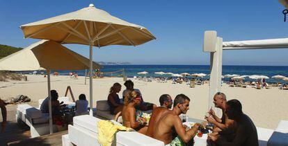 Jóvenes en un chiringuito de Ibiza.